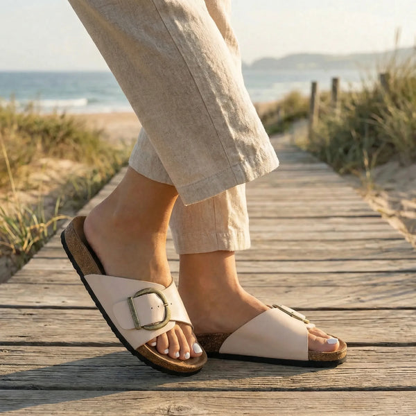 Klapki Damskie Z Szerokim Paskiem I Klamrą